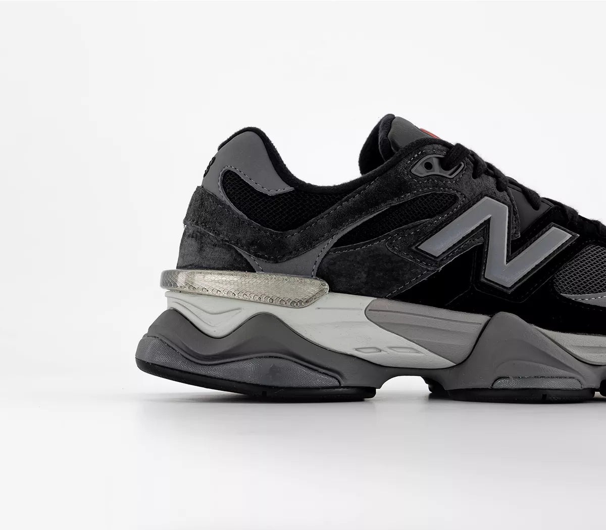 New Balance 9060 ‘Black-Grey-Red’